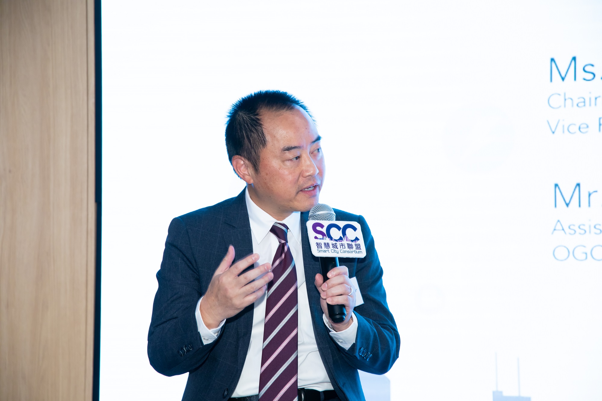 The Assistant Government Chief Information Officer (Industry Development), Mr Tony Wong, joins roundtable discussion at Hong Kong-France Smart Mobility and Smart Living Conference today (July 17).