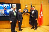 创新及科技局局长杨伟雄（中）今日（九月七日）在澳洲悉尼参观澳洲证券交易所，与营运总裁Timothy Hogben（右）会面，加深了解澳洲支持科技公司上巿的措施。旁为澳洲证券交易所上市和发行服务总经理Max Cunningham（左）。