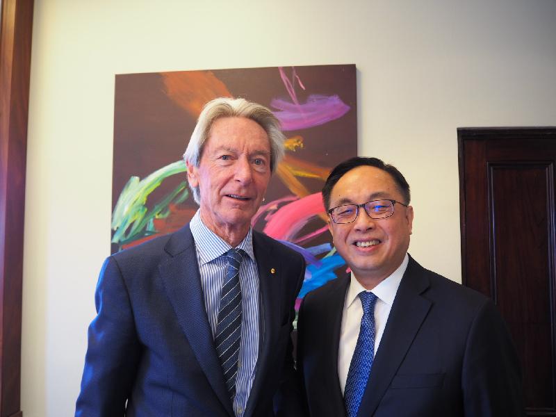 创新及科技局局长杨伟雄（右）今日（九月七日）在澳洲悉尼与澳洲创新与科学局董事会主席Bill Ferris（左）会面，了解澳洲推动创新的工作。