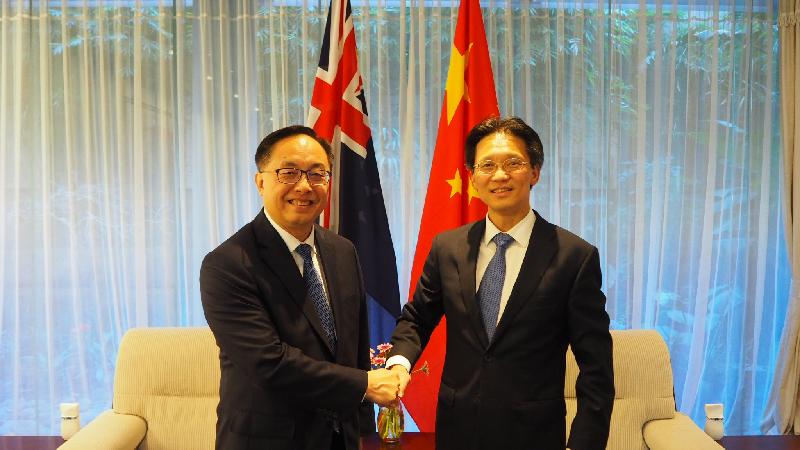 创新及科技局局长杨伟雄（左）今日（九月七日）在澳洲悉尼拜会中国驻悉尼总领事顾小杰。