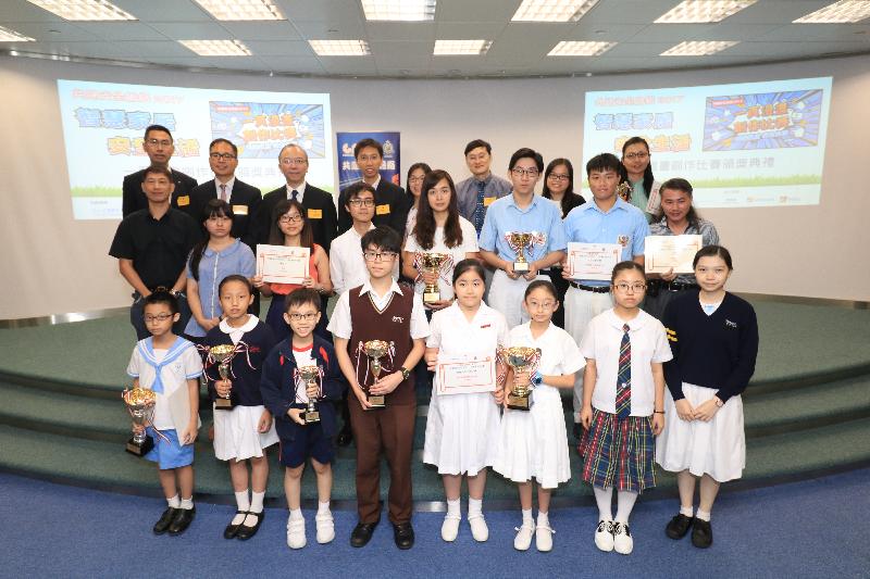 副政府资讯科技总监（基础设施及营运）林伟乔（后排左三）今日（九月二十日）在「智慧家居　安全生活」一页漫画创作比赛颁奖典礼上，与一众嘉宾和得奖者合照。