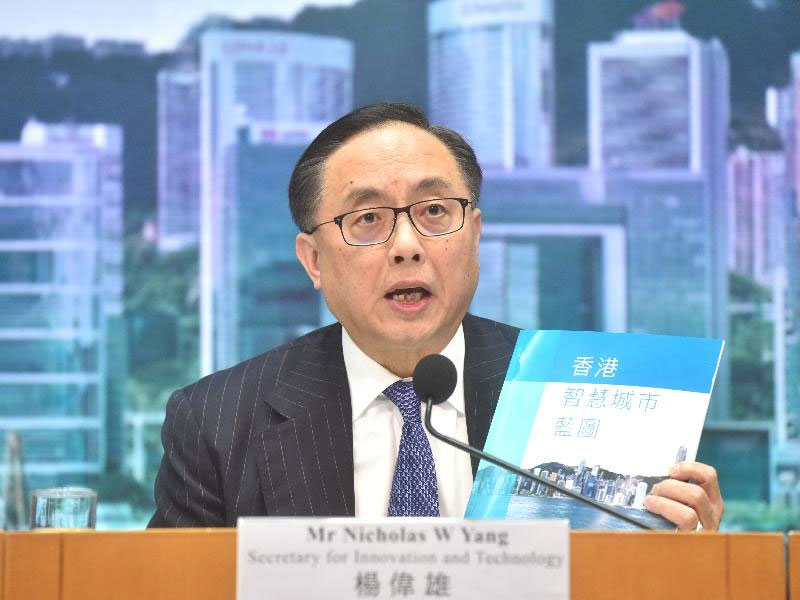 创新及科技局局长杨伟雄今日（十二月十五日）在香港智慧城市蓝图记者会上介绍创新及科技局牵头的措施。