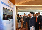 行政长官今日（四月十五日）出席互联网经济峰会2019。图示林郑月娥（前）在峰会前参观互动设施。