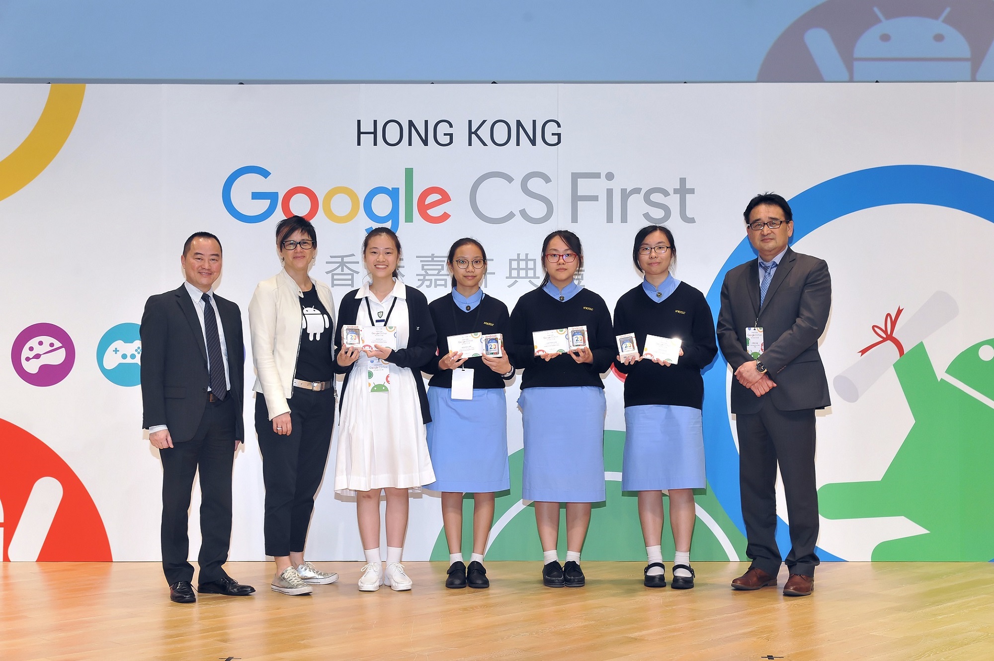 助理政府资讯科技总监（产业发展）黄志光（左一）颁发奖项予得奖者。