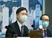 创新及科技局局长薛永恒（左）今日（十一月十一日）在2019冠状病毒病预防及控制措施记者会介绍「安心出行」流动应用程式。