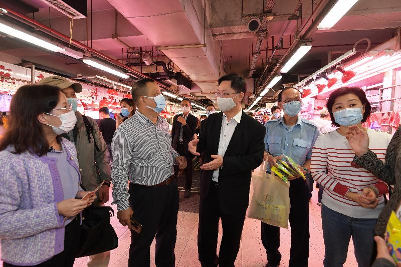 创新及科技局局长薛永恒（右）今日（十一月十八日）在九龙城区一间酒楼了解「安心出行」流动应用程式的使用情况。