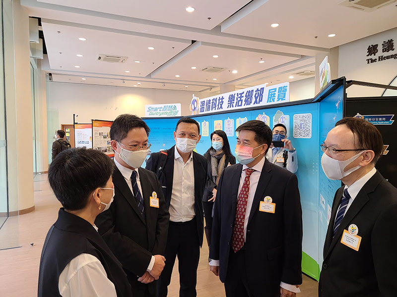 创新及科技局局长薛永恒（左二）及政府资讯科技总监林伟乔（右一）于十二月二十日在「智慧乡郊研讨会暨展览」开幕礼上与嘉宾交流。