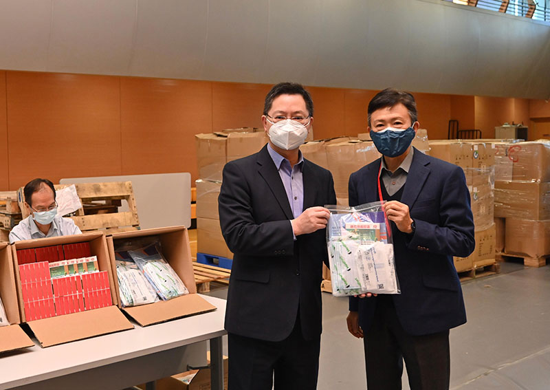 创新及科技局局长薛永恒（左）今日（三月十日）到访位于廉政公署的抗疫物资包分发中心，视察分发中心的运作，并与廉政专员白韫六（右）合照。