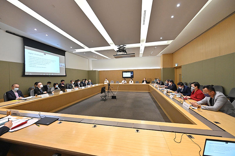 财政司司长陈茂波（左五）今日（七月十一日）主持数字化经济发展委员会第一次会议。