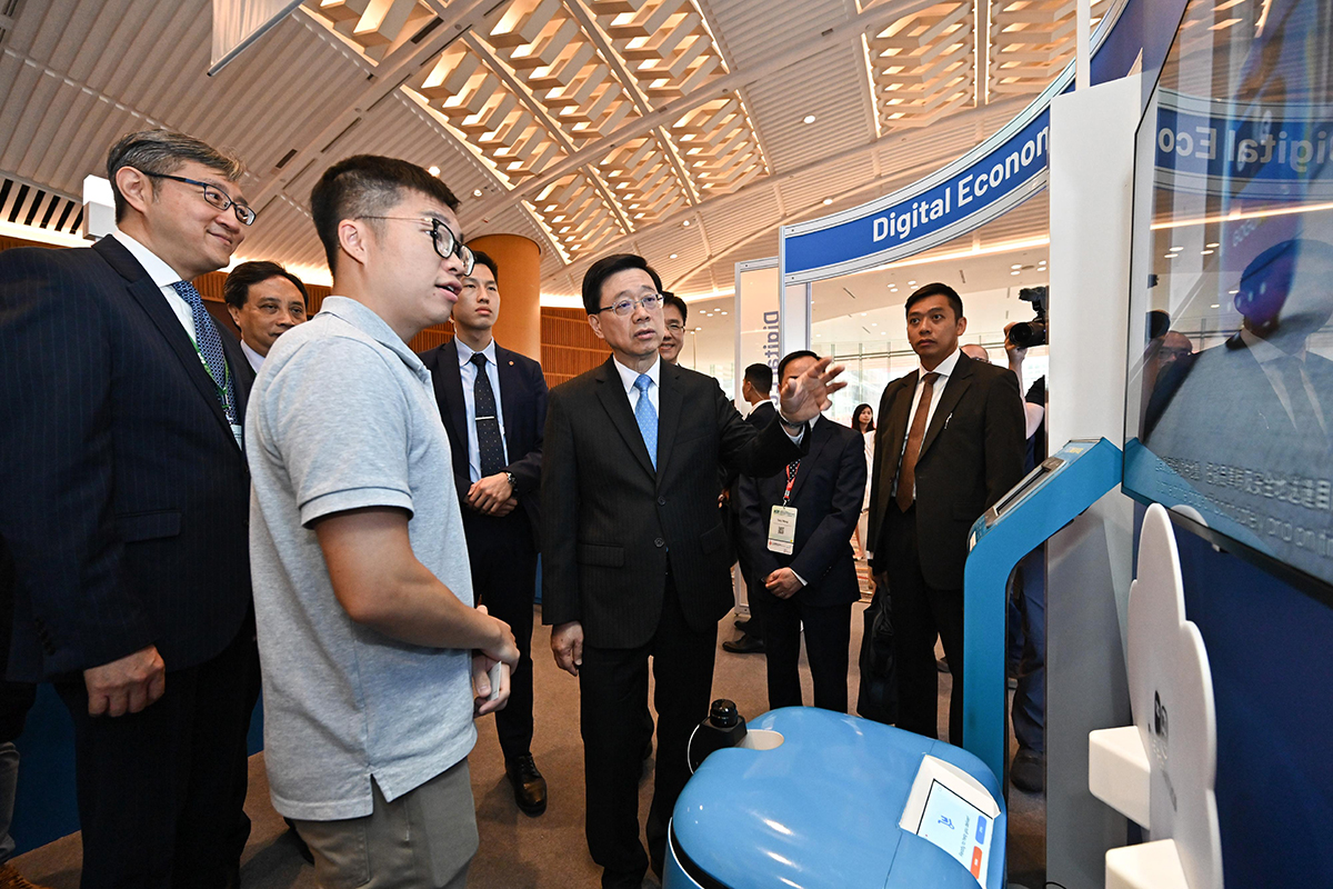 行政长官李家超（左三）今日（四月十三日）出席数字经济峰会2023前参观展览。