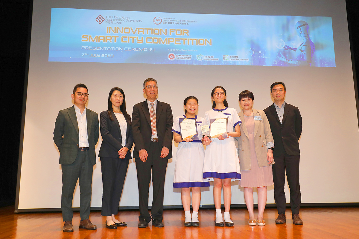 资科办总系统经理（智慧城市）胡晔女士（左二）今日（七月七日）在「Innovation For Smart City Competition」颁奖典礼上与亚军得奖队伍拔萃女书院代表及其他嘉宾合照。