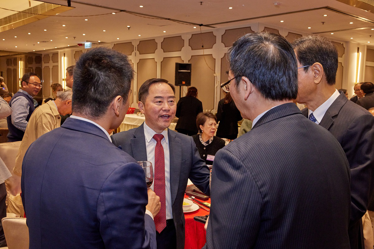 政府资讯科技总监黄志光在一月十七日于「香港电子科技商会十六周年晚宴2024暨2024-2025理事会成员就职典礼」上与嘉宾交流。
