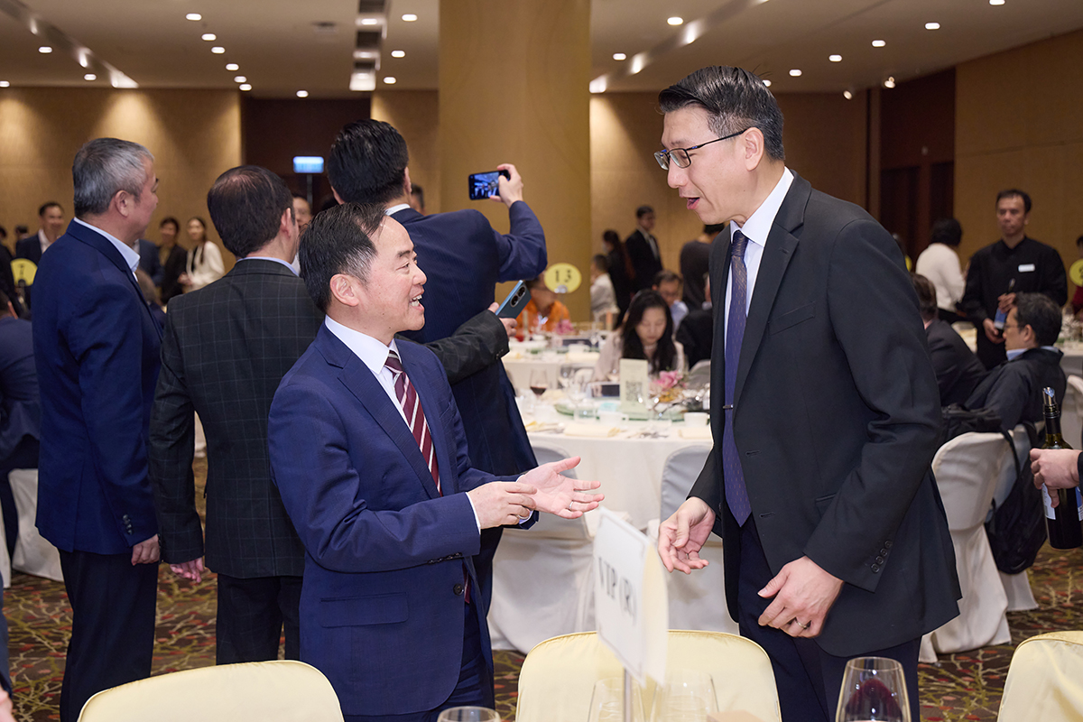政府资讯科技总监黄志光（左）在四月十八日于香港工程师学会资讯科技分部周年晚宴 2024上与嘉宾交流。