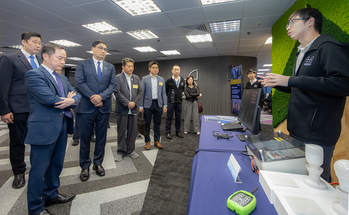 政府资讯科技总监黄志光先生（左二）与其他嘉宾于典礼结束后参观HKCERT新办公室，了解其最新设备和工作。